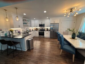 Fridge, microwave, oven, stovetop - Spacious, private, and close to downtown Rogers, AR & Trails (Rogers)