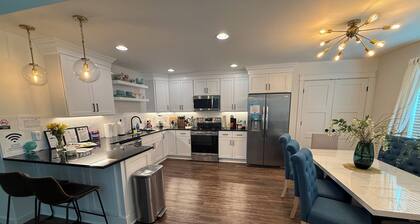 Location perfect, privacy vibe, parking free, walk to DT in 5, and dogs welcome