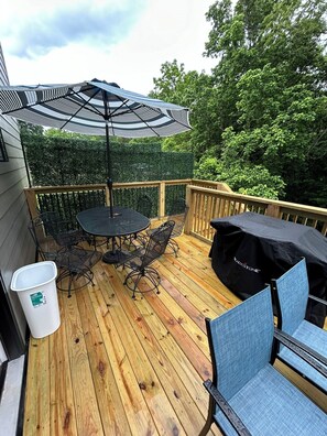 Outdoor dining - Spacious, private, and close to downtown Rogers, AR & Trails (Rogers)