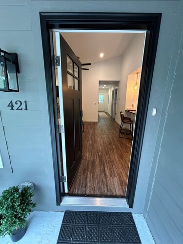 Spacious, private, and close to downtown Rogers, AR  & Trails