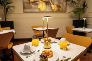 朝食 (郷土料理)、毎日提供 (無料)
