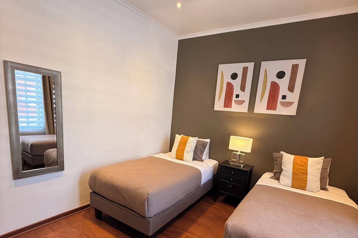 Classic Twin Room | Desk, laptop workspace, free WiFi