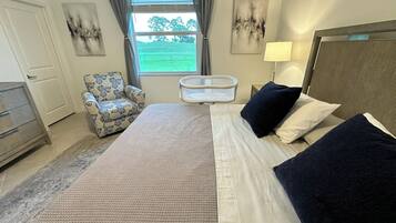 4 habitaciones, escritorio y tabla de planchar con plancha