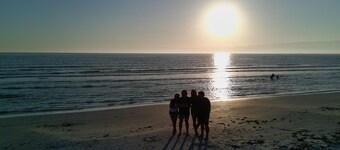 New Luxury Villa Home on Championship Golf Course. High speed WiFi AC