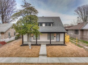 Exterior - Sleek NEW Townhome - Gated Pkng, Close 2 DT (Memphis)
