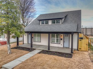 Exterior - Sleek NEW Townhome - Gated Pkng, Close 2 DT (Memphis)