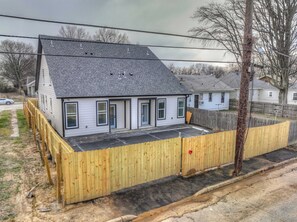 Exterior - Sleek NEW Townhome - Gated Pkng, Close 2 DT (Memphis)