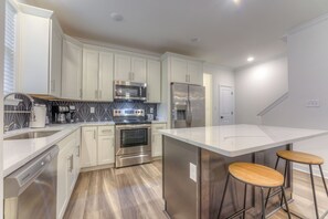 Private kitchen - Sleek NEW Townhome - Gated Pkng, Close 2 DT (Memphis)