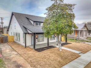 Exterior - Sleek NEW Townhome - Gated Pkng, Close 2 DT (Memphis)