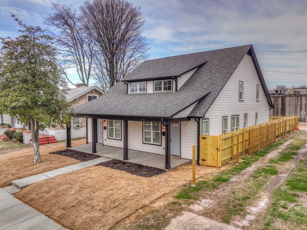 Exterior - Sleek NEW Townhome - Gated Pkng, Close 2 DT (Memphis)