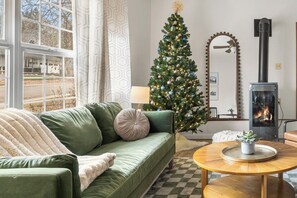 Smart-tv, eldstad, bordsfotboll och ett bordtennisbord