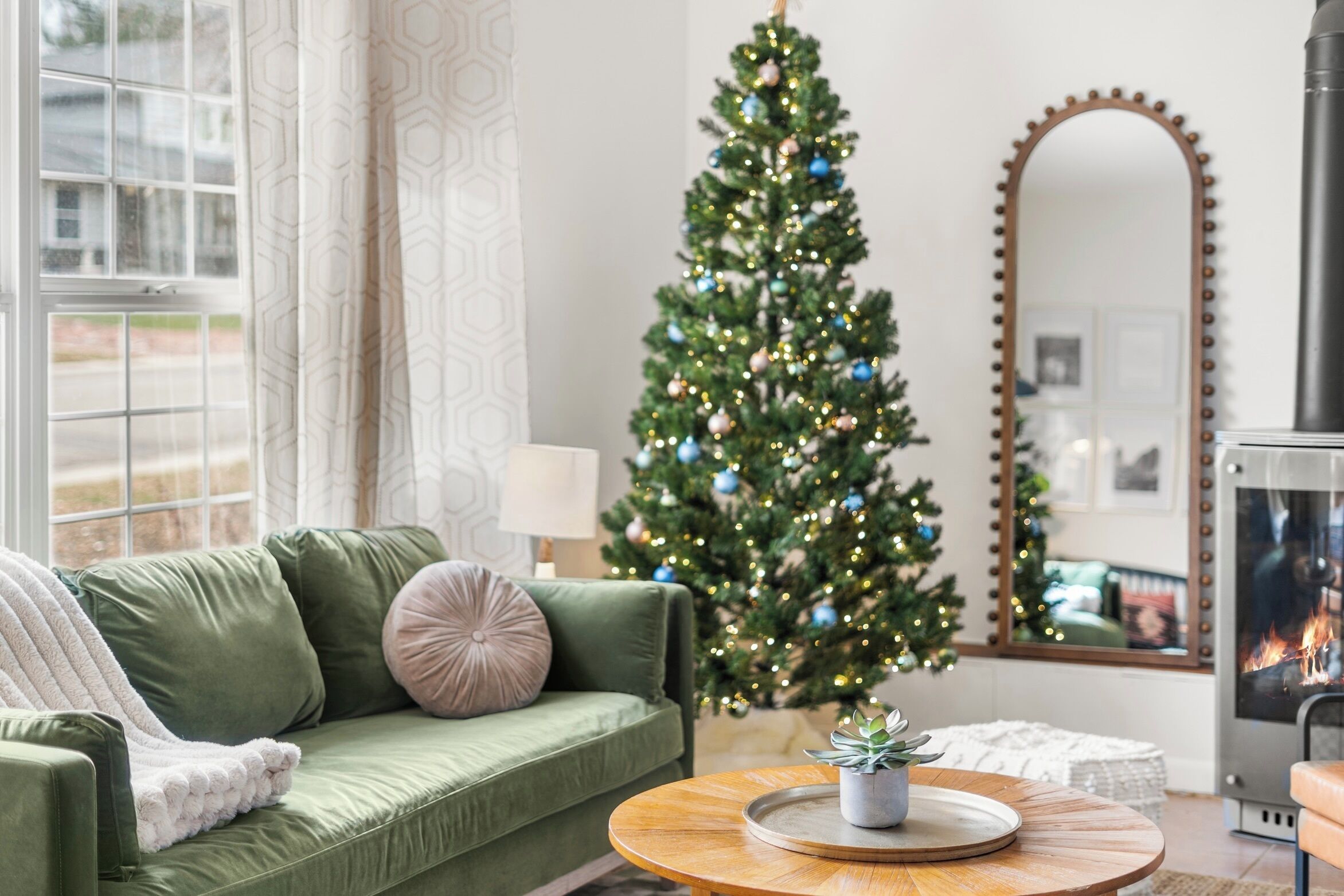 Älytelevisio, takka, pöytäjalkapallopöytä, pöytätennispöytä