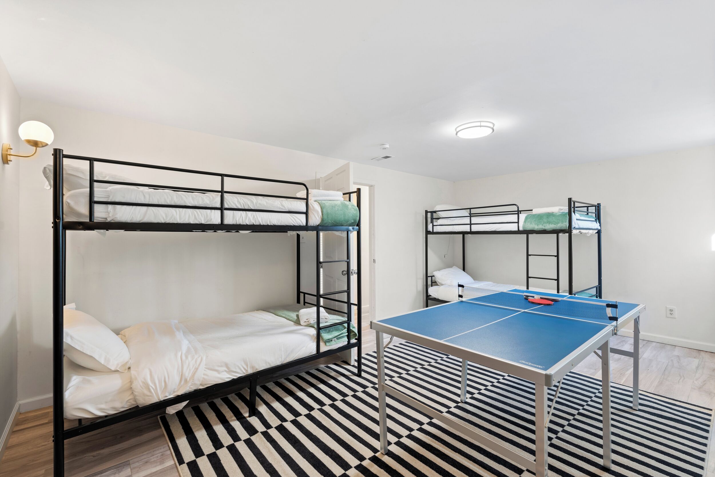 5 Schlafzimmer, Zimmersafe, Schreibtisch, Bügeleisen/Bügelbrett