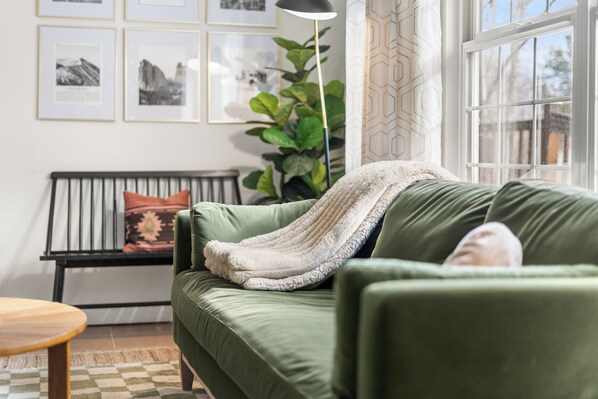 Smart-tv, een open haard, tafelvoetbal en een tafeltennistafel