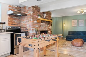 Games room - Feels like home-Fireplaces, HotTub, FirePit, Games, Big Yard, Family & group fun (Arvada)