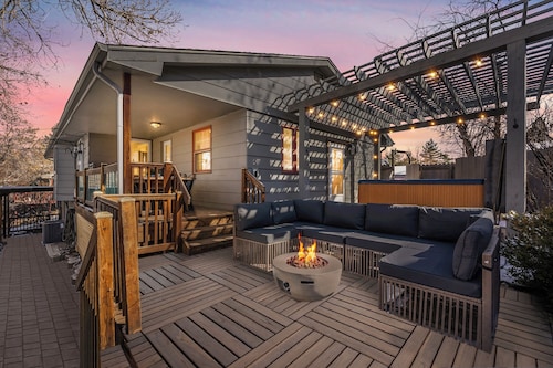 Hot Tub + Fire pit + Huge Yard + Sleeps 12 + 2 Kitchens + 2 Fireplaces