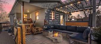 Hot Tub + Fire pit + Huge Yard + Sleeps 12 + 2 Kitchens + 2 Fireplaces