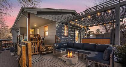 Hot Tub + Fire pit + Huge Yard + Sleeps 12 + 2 Kitchens + 2 Fireplaces