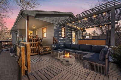 Hot Tub + Fire pit + Huge Yard + Sleeps 12 + 2 Kitchens + 2 Fireplaces