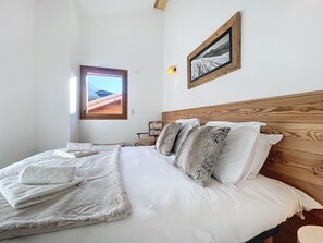 1 dormitorio, tabla de planchar con plancha, ropa de cama
