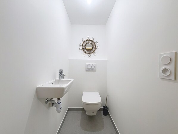 Regadera, secadora de cabello, toallas, jabón 