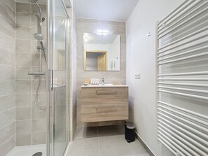 Regadera, secadora de cabello, toallas, jabón 