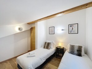 1 habitación, tabla de planchar con plancha y ropa de cama 