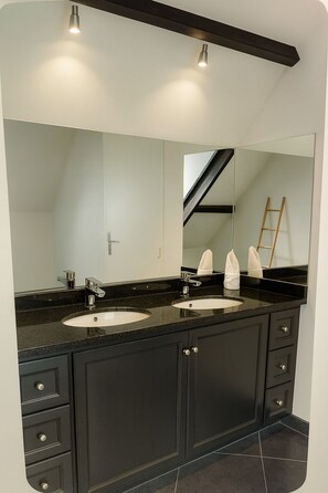 Dusche, Haartrockner, Toilettenpapier