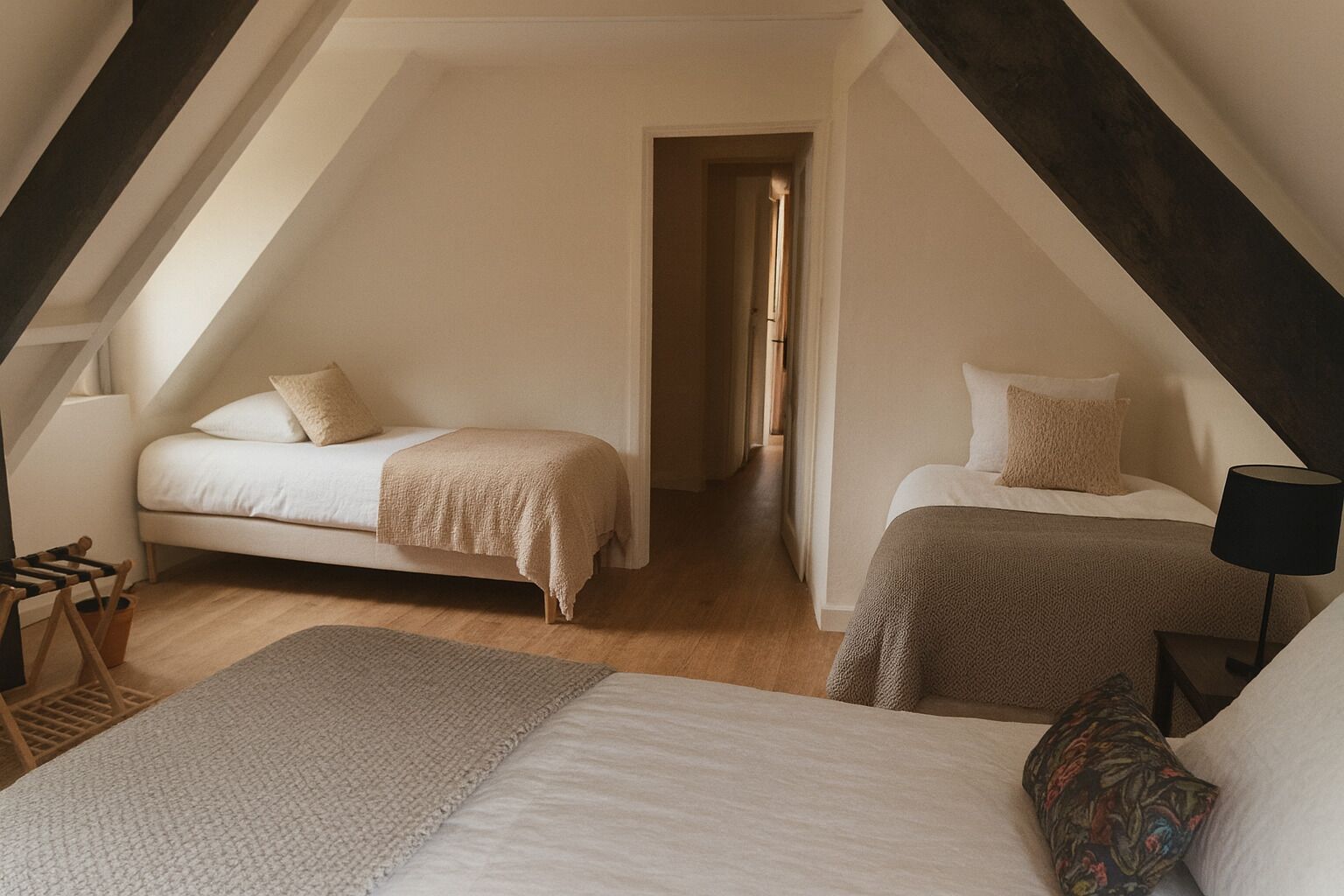 5 多间卧室、客房内保险箱、办公桌、熨斗/熨衣板