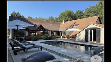 Una piscina al aire libre, una piscina climatizada