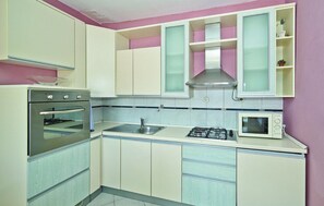 Mikrobølgeovn, ovn, kokeplater og kaffetrakter/tekoker