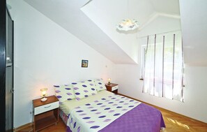 2 bedrooms, iron/ironing board, Internet, bed sheets