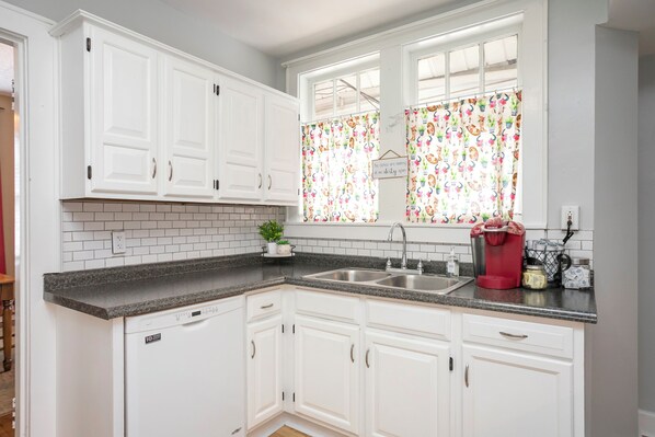 Microondas, horno, placa de cocina, lavavajillas