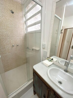 Standard Double Room | Bathroom | Shower, towels, soap, shampoo - Paraiso Geriba (Búzios)