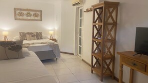 Habitación triple estándar | Caja de seguridad en la habitación y wifi gratis 