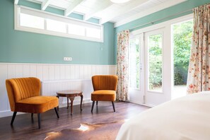 2 bedrooms, desk, travel cot, WiFi - House 'De Nink',  forest lodge, central Netherlands, 1 hr from Amsterdam (Vierhouten)