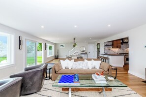 Smart TV, fireplace, books, stereo