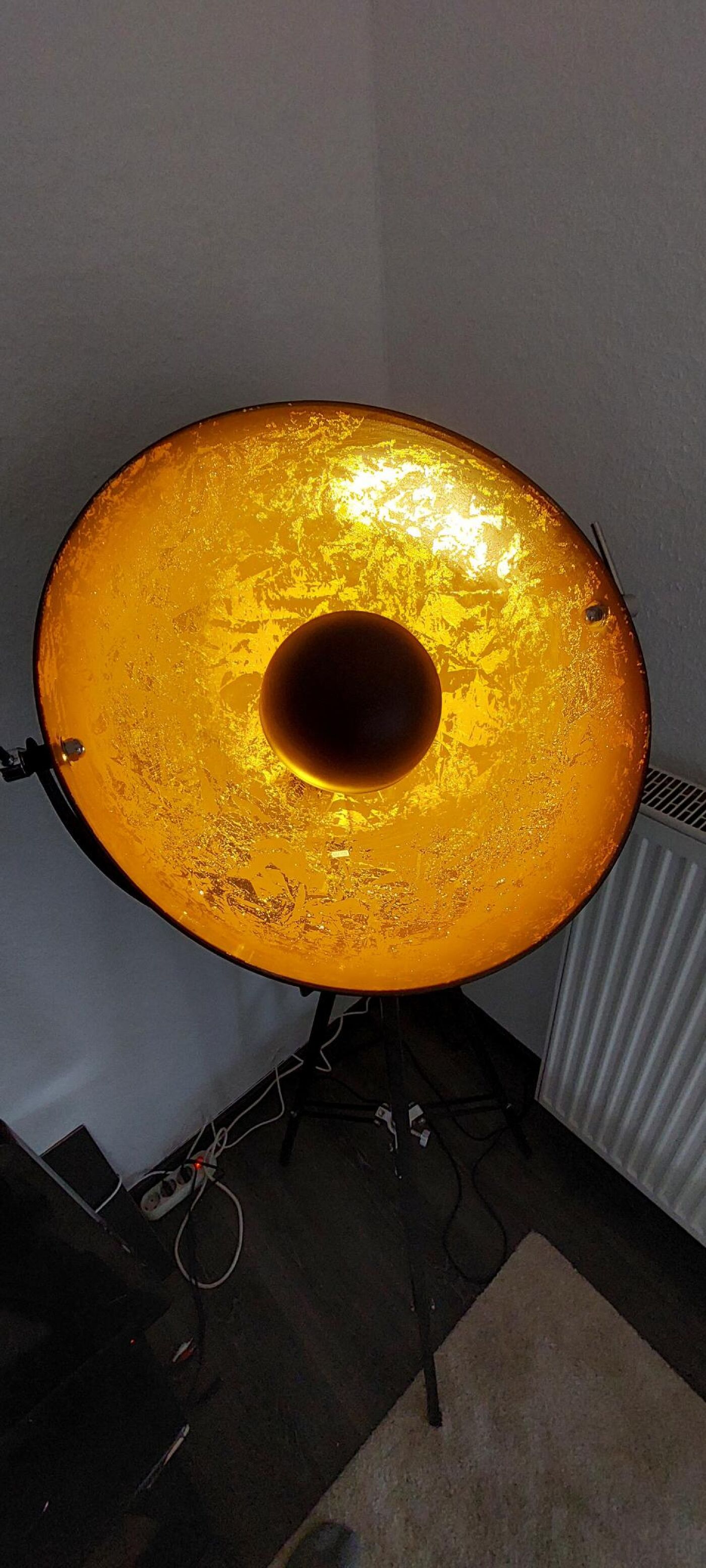 Une lampe de table avec un fini métallique et un cordon d’alimentation apparent.
