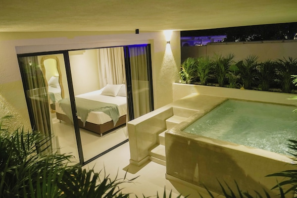 Luxury Suite, Patio | WiFi (free)