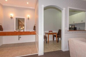 Interior - Luxury Hot tub Suite w/ In-Room Hot Tub & King Bed 1BR, 1BA (Nashville)
