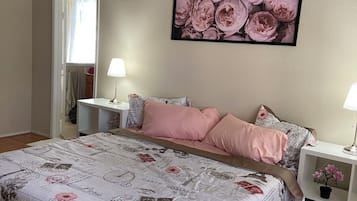 3 bedrooms, iron/ironing board, WiFi, bed sheets