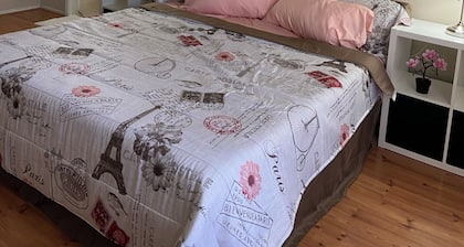 Charming 3-bedroom cottage in Pleasant Arlington with AC, WiFi