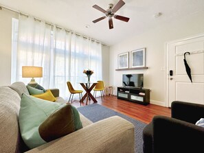 Smart TV, books - Stunning 1BR Apt. In Historic Row Home w/ Parking (Baltimore)