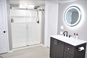 Dusche, Haartrockner, Handtücher, Seife