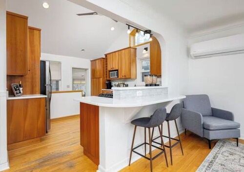 Walk to the Big House, Sleeps 8, 4 bedrooms, 2 full bathrooms, 3 living rooms 