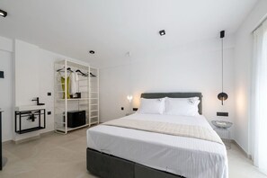 1 bedroom, desk, WiFi, bed sheets - KEDL Junior Suites 101 (Kalamata)