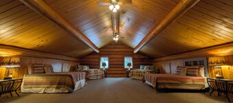 Log Home close to Hiking Trails!