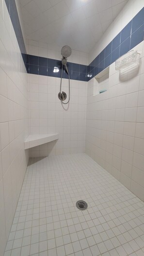 Regadera, toallas, jabón, papel de baño 