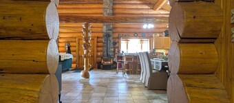Log Home close to Hiking Trails!
