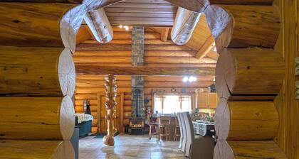 Log Home close to Hiking Trails!